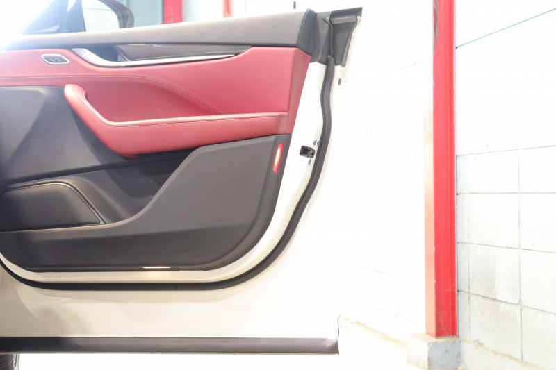 マセラティ レヴァンテ S　赤革 全席ｼｰﾄﾋｰﾀｰ ﾍﾞﾝﾁﾚｰﾀｰ ﾊﾟﾉﾗﾏｻﾝﾙｰﾌ 8.4ｲﾝﾁﾀｯﾁｺﾝﾄﾛｰﾙﾅﾋﾞ CarPlay ﾌﾙｾｸﾞTV ﾌﾟｯｼｭｽﾀｰﾄ ｱｸﾃｨﾌﾞｸﾙｺﾝ ﾚｰﾝｷｰﾌﾟ ﾌﾞﾗｲﾝﾄﾞｽﾎﾟｯﾄ ﾄﾗﾌｨｯｸｻｲﾝｱｼｽﾄ 360ｶﾒﾗ 自動ﾘｱｹﾞｰﾄ 21ｲﾝﾁｱﾝﾃｰｵｱﾙﾐ　2年保証