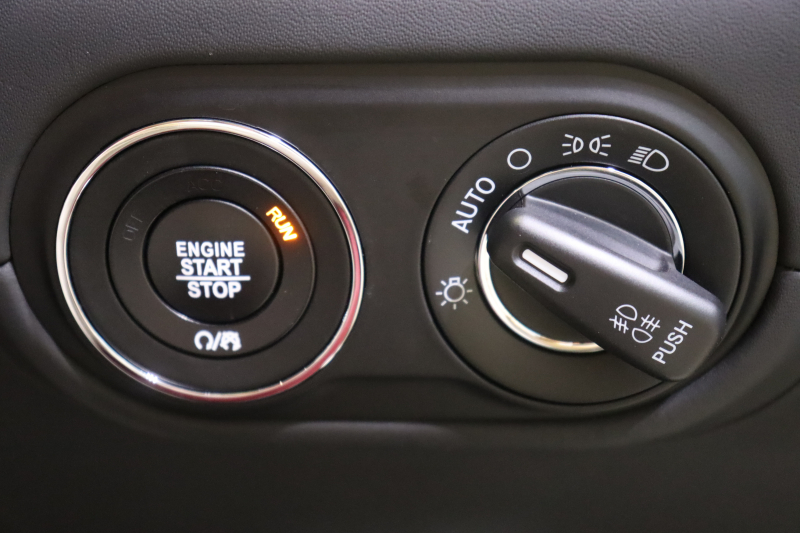 マセラティ レヴァンテ S　赤革 全席ｼｰﾄﾋｰﾀｰ ﾍﾞﾝﾁﾚｰﾀｰ ﾊﾟﾉﾗﾏｻﾝﾙｰﾌ 8.4ｲﾝﾁﾀｯﾁｺﾝﾄﾛｰﾙﾅﾋﾞ CarPlay ﾌﾙｾｸﾞTV ﾌﾟｯｼｭｽﾀｰﾄ ｱｸﾃｨﾌﾞｸﾙｺﾝ ﾚｰﾝｷｰﾌﾟ ﾌﾞﾗｲﾝﾄﾞｽﾎﾟｯﾄ ﾄﾗﾌｨｯｸｻｲﾝｱｼｽﾄ 360ｶﾒﾗ 自動ﾘｱｹﾞｰﾄ 21ｲﾝﾁｱﾝﾃｰｵｱﾙﾐ　2年保証