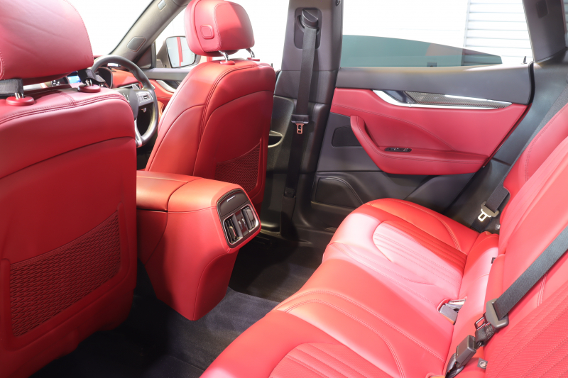 マセラティ レヴァンテ S　赤革 全席ｼｰﾄﾋｰﾀｰ ﾍﾞﾝﾁﾚｰﾀｰ ﾊﾟﾉﾗﾏｻﾝﾙｰﾌ 8.4ｲﾝﾁﾀｯﾁｺﾝﾄﾛｰﾙﾅﾋﾞ CarPlay ﾌﾙｾｸﾞTV ﾌﾟｯｼｭｽﾀｰﾄ ｱｸﾃｨﾌﾞｸﾙｺﾝ ﾚｰﾝｷｰﾌﾟ ﾌﾞﾗｲﾝﾄﾞｽﾎﾟｯﾄ ﾄﾗﾌｨｯｸｻｲﾝｱｼｽﾄ 360ｶﾒﾗ 自動ﾘｱｹﾞｰﾄ 21ｲﾝﾁｱﾝﾃｰｵｱﾙﾐ　2年保証