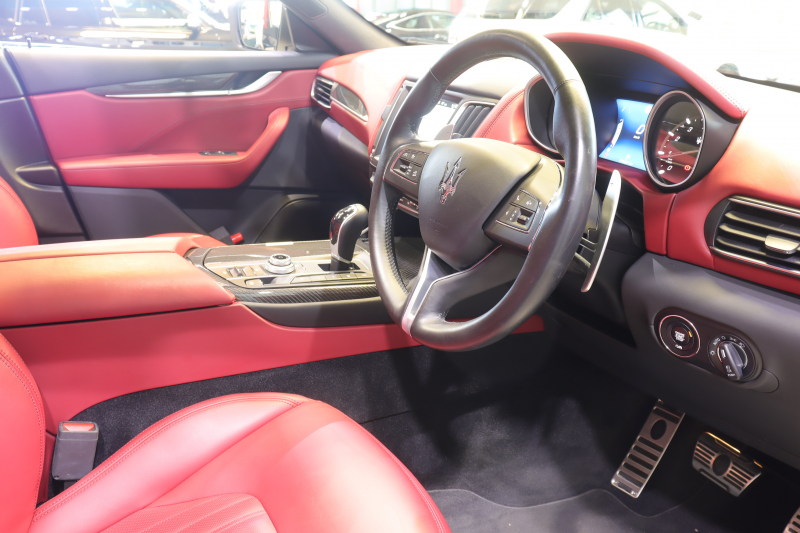 マセラティ レヴァンテ S　赤革 全席ｼｰﾄﾋｰﾀｰ ﾍﾞﾝﾁﾚｰﾀｰ ﾊﾟﾉﾗﾏｻﾝﾙｰﾌ 8.4ｲﾝﾁﾀｯﾁｺﾝﾄﾛｰﾙﾅﾋﾞ CarPlay ﾌﾙｾｸﾞTV ﾌﾟｯｼｭｽﾀｰﾄ ｱｸﾃｨﾌﾞｸﾙｺﾝ ﾚｰﾝｷｰﾌﾟ ﾌﾞﾗｲﾝﾄﾞｽﾎﾟｯﾄ ﾄﾗﾌｨｯｸｻｲﾝｱｼｽﾄ 360ｶﾒﾗ 自動ﾘｱｹﾞｰﾄ 21ｲﾝﾁｱﾝﾃｰｵｱﾙﾐ　2年保証