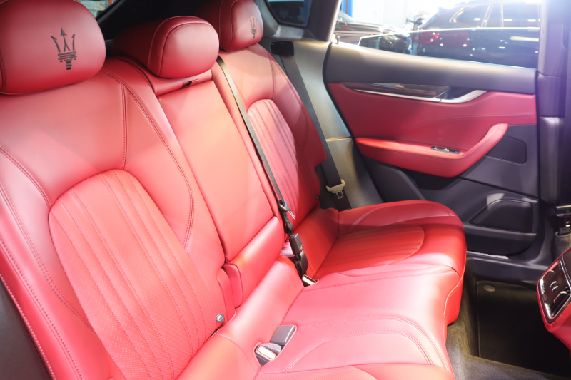 マセラティ レヴァンテ S　赤革 全席ｼｰﾄﾋｰﾀｰ ﾍﾞﾝﾁﾚｰﾀｰ ﾊﾟﾉﾗﾏｻﾝﾙｰﾌ 8.4ｲﾝﾁﾀｯﾁｺﾝﾄﾛｰﾙﾅﾋﾞ CarPlay ﾌﾙｾｸﾞTV ﾌﾟｯｼｭｽﾀｰﾄ ｱｸﾃｨﾌﾞｸﾙｺﾝ ﾚｰﾝｷｰﾌﾟ ﾌﾞﾗｲﾝﾄﾞｽﾎﾟｯﾄ ﾄﾗﾌｨｯｸｻｲﾝｱｼｽﾄ 360ｶﾒﾗ 自動ﾘｱｹﾞｰﾄ 21ｲﾝﾁｱﾝﾃｰｵｱﾙﾐ　2年保証