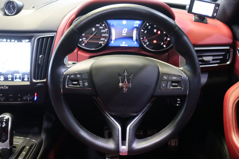 マセラティ レヴァンテ S　赤革 全席ｼｰﾄﾋｰﾀｰ ﾍﾞﾝﾁﾚｰﾀｰ ﾊﾟﾉﾗﾏｻﾝﾙｰﾌ 8.4ｲﾝﾁﾀｯﾁｺﾝﾄﾛｰﾙﾅﾋﾞ CarPlay ﾌﾙｾｸﾞTV ﾌﾟｯｼｭｽﾀｰﾄ ｱｸﾃｨﾌﾞｸﾙｺﾝ ﾚｰﾝｷｰﾌﾟ ﾌﾞﾗｲﾝﾄﾞｽﾎﾟｯﾄ ﾄﾗﾌｨｯｸｻｲﾝｱｼｽﾄ 360ｶﾒﾗ 自動ﾘｱｹﾞｰﾄ 21ｲﾝﾁｱﾝﾃｰｵｱﾙﾐ　2年保証