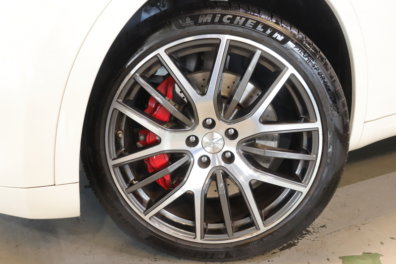 マセラティ レヴァンテ S　赤革 全席ｼｰﾄﾋｰﾀｰ ﾍﾞﾝﾁﾚｰﾀｰ ﾊﾟﾉﾗﾏｻﾝﾙｰﾌ 8.4ｲﾝﾁﾀｯﾁｺﾝﾄﾛｰﾙﾅﾋﾞ CarPlay ﾌﾙｾｸﾞTV ﾌﾟｯｼｭｽﾀｰﾄ ｱｸﾃｨﾌﾞｸﾙｺﾝ ﾚｰﾝｷｰﾌﾟ ﾌﾞﾗｲﾝﾄﾞｽﾎﾟｯﾄ ﾄﾗﾌｨｯｸｻｲﾝｱｼｽﾄ 360ｶﾒﾗ 自動ﾘｱｹﾞｰﾄ 21ｲﾝﾁｱﾝﾃｰｵｱﾙﾐ　2年保証