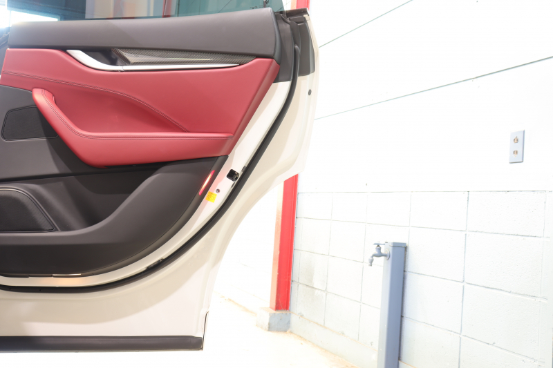 マセラティ レヴァンテ S　赤革 全席ｼｰﾄﾋｰﾀｰ ﾍﾞﾝﾁﾚｰﾀｰ ﾊﾟﾉﾗﾏｻﾝﾙｰﾌ 8.4ｲﾝﾁﾀｯﾁｺﾝﾄﾛｰﾙﾅﾋﾞ CarPlay ﾌﾙｾｸﾞTV ﾌﾟｯｼｭｽﾀｰﾄ ｱｸﾃｨﾌﾞｸﾙｺﾝ ﾚｰﾝｷｰﾌﾟ ﾌﾞﾗｲﾝﾄﾞｽﾎﾟｯﾄ ﾄﾗﾌｨｯｸｻｲﾝｱｼｽﾄ 360ｶﾒﾗ 自動ﾘｱｹﾞｰﾄ 21ｲﾝﾁｱﾝﾃｰｵｱﾙﾐ　2年保証