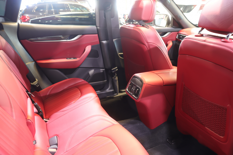 マセラティ レヴァンテ S　赤革 全席ｼｰﾄﾋｰﾀｰ ﾍﾞﾝﾁﾚｰﾀｰ ﾊﾟﾉﾗﾏｻﾝﾙｰﾌ 8.4ｲﾝﾁﾀｯﾁｺﾝﾄﾛｰﾙﾅﾋﾞ CarPlay ﾌﾙｾｸﾞTV ﾌﾟｯｼｭｽﾀｰﾄ ｱｸﾃｨﾌﾞｸﾙｺﾝ ﾚｰﾝｷｰﾌﾟ ﾌﾞﾗｲﾝﾄﾞｽﾎﾟｯﾄ ﾄﾗﾌｨｯｸｻｲﾝｱｼｽﾄ 360ｶﾒﾗ 自動ﾘｱｹﾞｰﾄ 21ｲﾝﾁｱﾝﾃｰｵｱﾙﾐ　2年保証