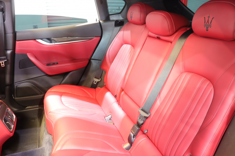 マセラティ レヴァンテ S　赤革 全席ｼｰﾄﾋｰﾀｰ ﾍﾞﾝﾁﾚｰﾀｰ ﾊﾟﾉﾗﾏｻﾝﾙｰﾌ 8.4ｲﾝﾁﾀｯﾁｺﾝﾄﾛｰﾙﾅﾋﾞ CarPlay ﾌﾙｾｸﾞTV ﾌﾟｯｼｭｽﾀｰﾄ ｱｸﾃｨﾌﾞｸﾙｺﾝ ﾚｰﾝｷｰﾌﾟ ﾌﾞﾗｲﾝﾄﾞｽﾎﾟｯﾄ ﾄﾗﾌｨｯｸｻｲﾝｱｼｽﾄ 360ｶﾒﾗ 自動ﾘｱｹﾞｰﾄ 21ｲﾝﾁｱﾝﾃｰｵｱﾙﾐ　2年保証
