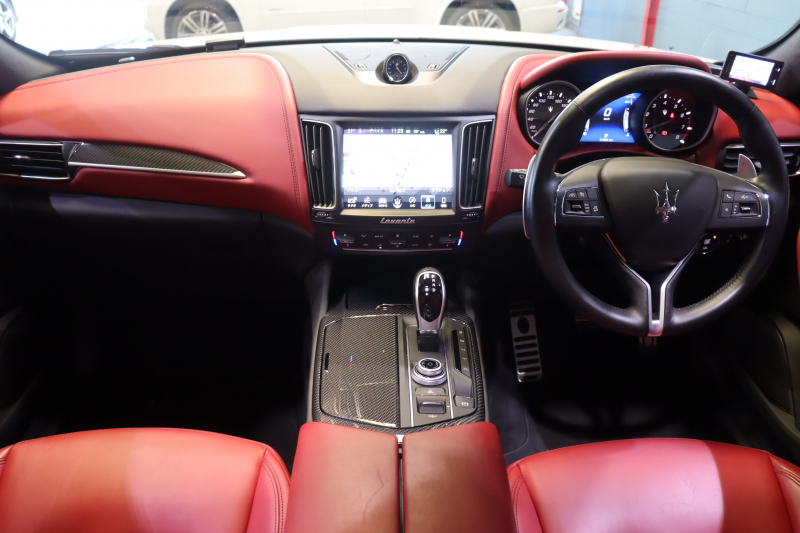 マセラティ レヴァンテ S　赤革 全席ｼｰﾄﾋｰﾀｰ ﾍﾞﾝﾁﾚｰﾀｰ ﾊﾟﾉﾗﾏｻﾝﾙｰﾌ 8.4ｲﾝﾁﾀｯﾁｺﾝﾄﾛｰﾙﾅﾋﾞ CarPlay ﾌﾙｾｸﾞTV ﾌﾟｯｼｭｽﾀｰﾄ ｱｸﾃｨﾌﾞｸﾙｺﾝ ﾚｰﾝｷｰﾌﾟ ﾌﾞﾗｲﾝﾄﾞｽﾎﾟｯﾄ ﾄﾗﾌｨｯｸｻｲﾝｱｼｽﾄ 360ｶﾒﾗ 自動ﾘｱｹﾞｰﾄ 21ｲﾝﾁｱﾝﾃｰｵｱﾙﾐ　2年保証