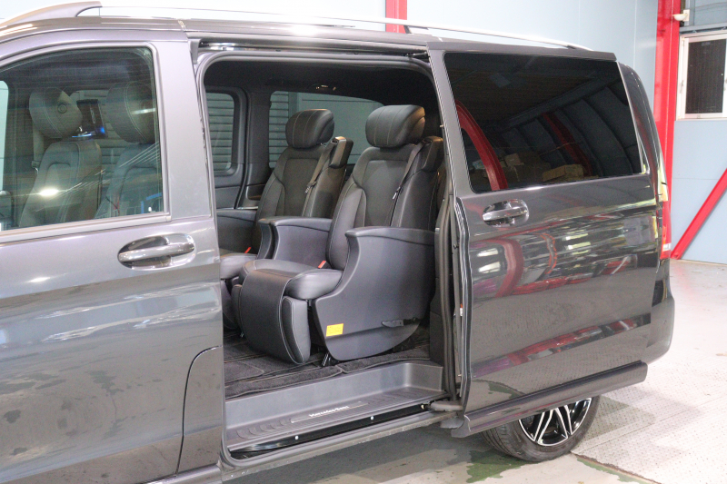 メルセデスベンツ Vクラス V260 ｱﾊﾞﾝｷﾞｬﾙﾄﾞ ﾛﾝｸﾞ AMGﾗｲﾝ ｴｸｽｸﾙｰｼﾌﾞｼｰﾄPKG ﾚｰﾀﾞｰSP　105台限定 黒革 ﾊﾟﾉﾗﾏｻﾝﾙｰﾌ 8.4ｲﾝﾁﾜｲﾄﾞﾅﾋﾞ Burmesterｻｳﾝﾄﾞ Carrozeriaﾘｱﾓﾆﾀｰ 2列目ｴｸｽｸﾙｰｼﾌﾞｼｰﾄ ｼｰﾄﾋｰﾀｰ ﾍﾞﾝﾁﾚｰﾀｰ ﾏｯｻｰｼﾞ 冷蔵庫付ｾﾝﾀｰｺﾝｿｰﾙ　2年保証