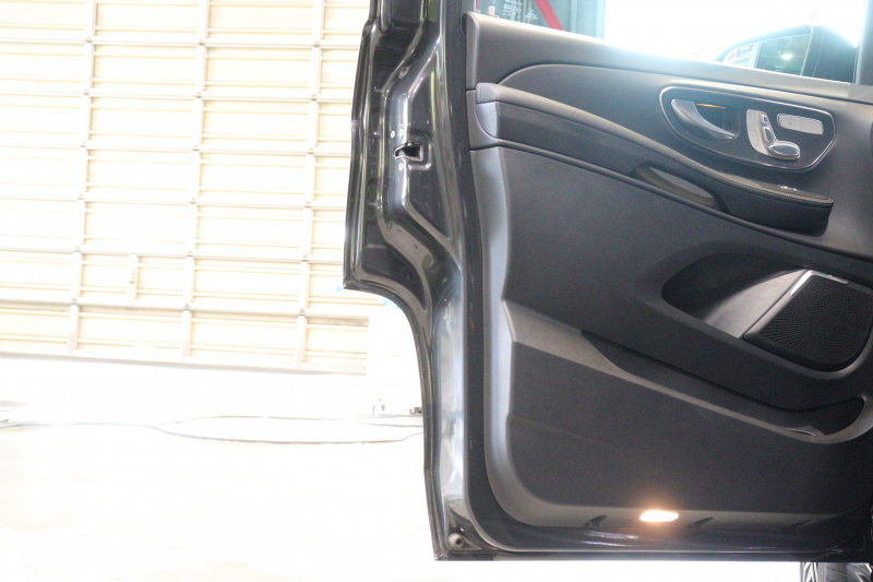 メルセデスベンツ Vクラス V260 ｱﾊﾞﾝｷﾞｬﾙﾄﾞ ﾛﾝｸﾞ AMGﾗｲﾝ ｴｸｽｸﾙｰｼﾌﾞｼｰﾄPKG ﾚｰﾀﾞｰSP　105台限定 黒革 ﾊﾟﾉﾗﾏｻﾝﾙｰﾌ 8.4ｲﾝﾁﾜｲﾄﾞﾅﾋﾞ Burmesterｻｳﾝﾄﾞ Carrozeriaﾘｱﾓﾆﾀｰ 2列目ｴｸｽｸﾙｰｼﾌﾞｼｰﾄ ｼｰﾄﾋｰﾀｰ ﾍﾞﾝﾁﾚｰﾀｰ ﾏｯｻｰｼﾞ 冷蔵庫付ｾﾝﾀｰｺﾝｿｰﾙ　2年保証