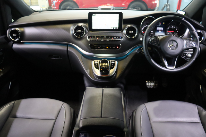 メルセデスベンツ Vクラス V260 ｱﾊﾞﾝｷﾞｬﾙﾄﾞ ﾛﾝｸﾞ AMGﾗｲﾝ ｴｸｽｸﾙｰｼﾌﾞｼｰﾄPKG ﾚｰﾀﾞｰSP　105台限定 黒革 ﾊﾟﾉﾗﾏｻﾝﾙｰﾌ 8.4ｲﾝﾁﾜｲﾄﾞﾅﾋﾞ Burmesterｻｳﾝﾄﾞ Carrozeriaﾘｱﾓﾆﾀｰ 2列目ｴｸｽｸﾙｰｼﾌﾞｼｰﾄ ｼｰﾄﾋｰﾀｰ ﾍﾞﾝﾁﾚｰﾀｰ ﾏｯｻｰｼﾞ 冷蔵庫付ｾﾝﾀｰｺﾝｿｰﾙ　2年保証