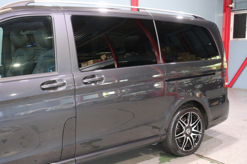 メルセデスベンツ Vクラス V260 ｱﾊﾞﾝｷﾞｬﾙﾄﾞ ﾛﾝｸﾞ AMGﾗｲﾝ ｴｸｽｸﾙｰｼﾌﾞｼｰﾄPKG ﾚｰﾀﾞｰSP　105台限定 黒革 ﾊﾟﾉﾗﾏｻﾝﾙｰﾌ 8.4ｲﾝﾁﾜｲﾄﾞﾅﾋﾞ Burmesterｻｳﾝﾄﾞ Carrozeriaﾘｱﾓﾆﾀｰ 2列目ｴｸｽｸﾙｰｼﾌﾞｼｰﾄ ｼｰﾄﾋｰﾀｰ ﾍﾞﾝﾁﾚｰﾀｰ ﾏｯｻｰｼﾞ 冷蔵庫付ｾﾝﾀｰｺﾝｿｰﾙ　2年保証