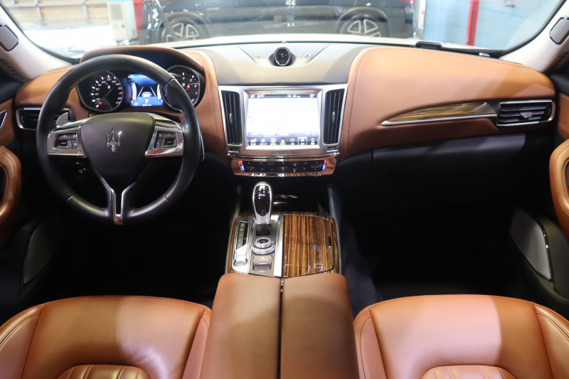 マセラティ レヴァンテ S　1ｵｰﾅｰ  ﾀﾝﾚｻﾞｰｼｰﾄ 全席ｼｰﾄﾋｰﾀｰ ﾊﾟﾉﾗﾏｻﾝﾙｰﾌ 8.4ｲﾝﾁﾅﾋﾞ Bowers&Wilkinsｻｳﾝﾄﾞ CarPlay Bluetooth ﾌﾙｾｸﾞTV ﾌﾟｯｼｭｽﾀｰﾄ ACC ﾚｰﾝｾﾝｽ 360ｶﾒﾗ ｷｾﾉﾝﾍｯﾄﾞﾗｲﾄ 自動ﾘｱｹﾞｰﾄ 21ｲﾝﾁｱﾝﾃｰｵAW 可変ﾊﾞﾙﾌﾞﾏﾌﾗｰ　2年保証