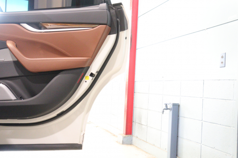 マセラティ レヴァンテ S　1ｵｰﾅｰ  ﾀﾝﾚｻﾞｰｼｰﾄ 全席ｼｰﾄﾋｰﾀｰ ﾊﾟﾉﾗﾏｻﾝﾙｰﾌ 8.4ｲﾝﾁﾅﾋﾞ Bowers&Wilkinsｻｳﾝﾄﾞ CarPlay Bluetooth ﾌﾙｾｸﾞTV ﾌﾟｯｼｭｽﾀｰﾄ ACC ﾚｰﾝｾﾝｽ 360ｶﾒﾗ ｷｾﾉﾝﾍｯﾄﾞﾗｲﾄ 自動ﾘｱｹﾞｰﾄ 21ｲﾝﾁｱﾝﾃｰｵAW 可変ﾊﾞﾙﾌﾞﾏﾌﾗｰ　2年保証