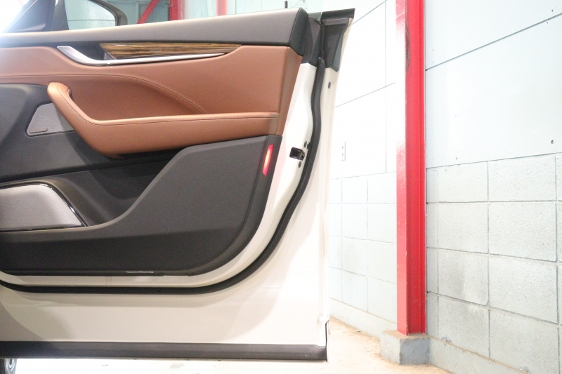 マセラティ レヴァンテ S　1ｵｰﾅｰ  ﾀﾝﾚｻﾞｰｼｰﾄ 全席ｼｰﾄﾋｰﾀｰ ﾊﾟﾉﾗﾏｻﾝﾙｰﾌ 8.4ｲﾝﾁﾅﾋﾞ Bowers&Wilkinsｻｳﾝﾄﾞ CarPlay Bluetooth ﾌﾙｾｸﾞTV ﾌﾟｯｼｭｽﾀｰﾄ ACC ﾚｰﾝｾﾝｽ 360ｶﾒﾗ ｷｾﾉﾝﾍｯﾄﾞﾗｲﾄ 自動ﾘｱｹﾞｰﾄ 21ｲﾝﾁｱﾝﾃｰｵAW 可変ﾊﾞﾙﾌﾞﾏﾌﾗｰ　2年保証