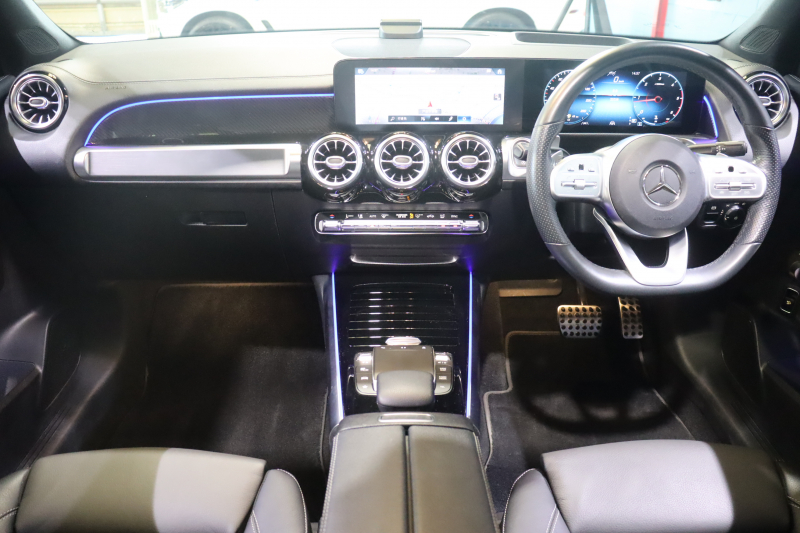 メルセデスベンツ GLB GLB200d AMGﾚｻﾞｰｴｸｽｸﾙｰｼﾌﾞ&ｱﾄﾞﾊﾞﾝｽﾄﾞP ﾚｰﾀﾞｰSP　本革(灰/黒) ﾊﾟﾉﾗﾏｻﾝﾙｰﾌ 10.25ｲﾝﾁﾜｲﾄﾞﾅﾋﾞ&ｺｸﾋﾟｯﾄﾃﾞｨｽﾌﾟﾚｲ ｱﾄﾞﾊﾞﾝｽﾄﾞｻｳﾝﾄﾞ ﾏﾙﾁﾋﾞｰﾑLED 360ｶﾒﾗ ﾏﾙﾁｶﾗｰｱﾝﾋﾞｴﾝﾄﾗｲﾄ(64色) AMGｴｱﾛ&19ｲﾝﾁAW　2年保証