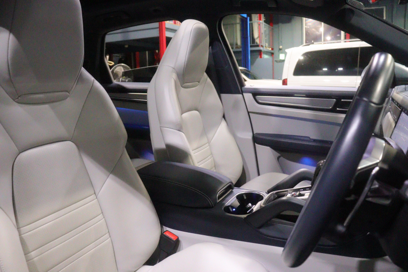 ポルシェ カイエン ｽﾎﾟｰﾂｸﾛﾉP　ﾂｰﾄﾝﾚｻﾞｰ(ｸﾞﾗﾌｧｲﾄﾌﾞﾙｰ/ｸﾚﾖﾝ) 18way電動ｼｰﾄ ﾊﾟﾉﾗﾏｻﾝﾙｰﾌ PCMﾅﾋﾞ CarPlay BOSEｻｳﾝﾄﾞ ｿﾌﾄｸﾛｰｽﾞﾄﾞｱ PDLS付きLED ACC ﾚｰﾝﾁｪﾝｼﾞ ｽﾃｱﾘﾝｸﾞﾋｰﾀｰ ｱﾝﾋﾞｴﾝﾄﾗｲﾄ 21ｲﾝﾁｶｲｴﾝｴｸｽｸﾙｰｼﾌﾞｱﾙﾐ　2年保証