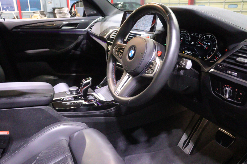 BMW X3 M ｺﾝﾍﾟﾃｨｼｮﾝ　ﾄﾞﾗｲﾋﾞﾝｸﾞｱｼｽﾄﾌﾟﾗｽ ACC Mｽﾎﾟｰﾂｼｰﾄ(ｴｸｽﾃﾝﾄﾞﾚｻﾞｰﾒﾘﾉ/ｱﾙｶﾝﾀﾗｺﾝﾋﾞ) 第6世代iDriveﾅﾋﾞ harman/kardonｻｳﾝﾄﾞ ﾍｯﾄﾞｱｯﾌﾟD ｱﾀﾞﾌﾟﾃｨﾌﾞLED Mｽﾎﾟｰﾂｴｷｿﾞｰｽﾄ 専用ｴｸｽﾃﾘｱ 21ｲﾝﾁAW 　2年保証