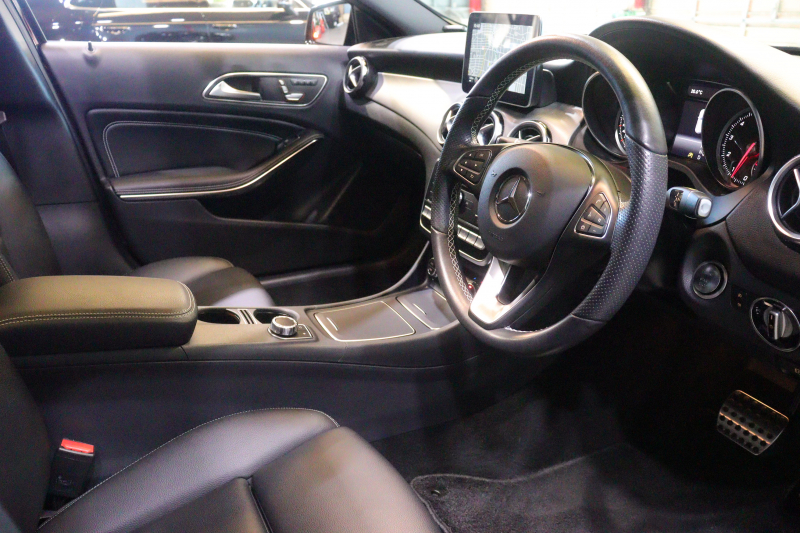 メルセデスベンツ GLA GLA250 4MATIC ﾚｰﾀﾞｰSP　受注生産ﾓﾃﾞﾙ 後期 黒革 ﾊﾟﾉﾗﾏｻﾝﾙｰﾌ 8ｲﾝﾁﾜｲﾄﾞﾅﾋﾞ CarPlay LEDﾍｯﾄﾞﾗｲﾄ ｱｸﾃｨﾌﾞｸﾙｺﾝ ｼｰﾄﾋｰﾀｰ ﾗﾝﾊﾞｰｻﾎﾟｰﾄ ﾒﾓﾘｰﾊﾟﾜｰｼｰﾄ ﾊﾞｯｸｶﾒﾗ 自動ﾘｱｹﾞｰﾄ 専用ｴｸｽﾃﾘｱ&18ｲﾝﾁｱﾙﾐ　2年保証