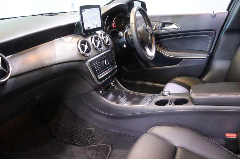 メルセデスベンツ GLA GLA250 4MATIC ﾚｰﾀﾞｰSP　受注生産ﾓﾃﾞﾙ 後期 黒革 ﾊﾟﾉﾗﾏｻﾝﾙｰﾌ 8ｲﾝﾁﾜｲﾄﾞﾅﾋﾞ CarPlay LEDﾍｯﾄﾞﾗｲﾄ ｱｸﾃｨﾌﾞｸﾙｺﾝ ｼｰﾄﾋｰﾀｰ ﾗﾝﾊﾞｰｻﾎﾟｰﾄ ﾒﾓﾘｰﾊﾟﾜｰｼｰﾄ ﾊﾞｯｸｶﾒﾗ 自動ﾘｱｹﾞｰﾄ 専用ｴｸｽﾃﾘｱ&18ｲﾝﾁｱﾙﾐ　2年保証