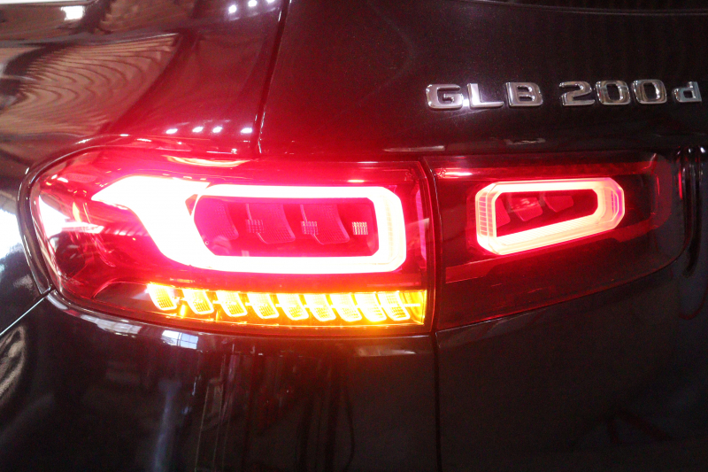 メルセデスベンツ GLB GLB200d 4MATIC AMGﾗｲﾝ AMGﾚｻﾞｰｴｸｽｸﾙｰｼﾌﾞ&ｱﾄﾞﾊﾞﾝｽﾄﾞP ﾚｰﾀﾞｰSP　ﾂｰﾄﾝﾚｻﾞｰ(赤/黒) ﾊﾟﾉﾗﾏｻﾝﾙｰﾌ 10.25ｲﾝﾁﾜｲﾄﾞﾅﾋﾞ&ｺｸﾋﾟｯﾄﾃﾞｨｽﾌﾟﾚｲ ｱﾄﾞﾊﾞﾝｽﾄﾞｻｳﾝﾄﾞ ﾏﾙﾁﾋﾞｰﾑLED ﾏﾙﾁｶﾗｰｱﾝﾋﾞｴﾝﾄﾗｲﾄ(64色) AMGｴｱﾛ　2年保証