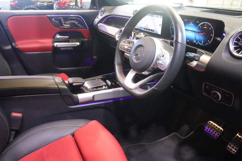 メルセデスベンツ GLB GLB200d 4MATIC AMGﾗｲﾝ AMGﾚｻﾞｰｴｸｽｸﾙｰｼﾌﾞ&ｱﾄﾞﾊﾞﾝｽﾄﾞP ﾚｰﾀﾞｰSP　ﾂｰﾄﾝﾚｻﾞｰ(赤/黒) ﾊﾟﾉﾗﾏｻﾝﾙｰﾌ 10.25ｲﾝﾁﾜｲﾄﾞﾅﾋﾞ&ｺｸﾋﾟｯﾄﾃﾞｨｽﾌﾟﾚｲ ｱﾄﾞﾊﾞﾝｽﾄﾞｻｳﾝﾄﾞ ﾏﾙﾁﾋﾞｰﾑLED ﾏﾙﾁｶﾗｰｱﾝﾋﾞｴﾝﾄﾗｲﾄ(64色) AMGｴｱﾛ　2年保証