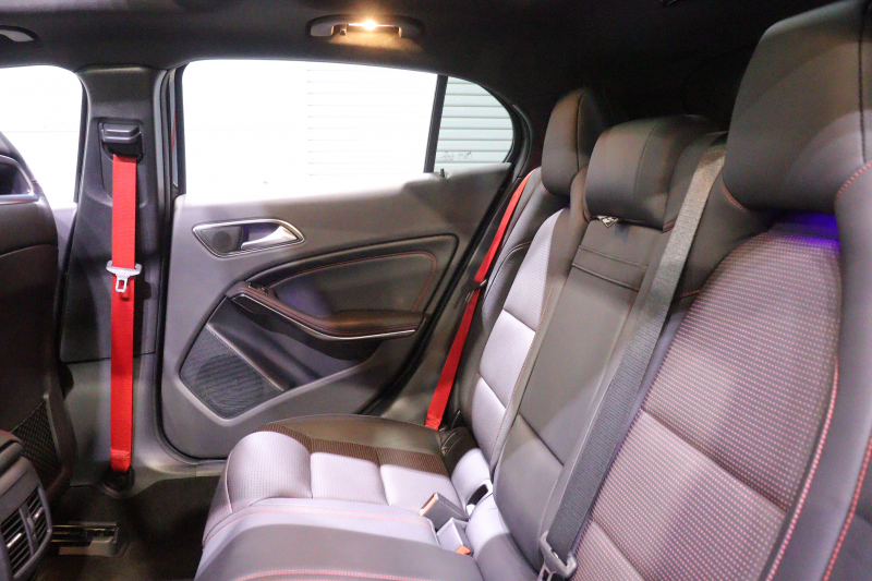 AMG GLA GLA45 4MATIC ﾚｰﾀﾞｰSP　後期ﾓﾃﾞﾙ 本革ｼｰﾄ(ﾌﾞﾗｯｸ) ﾊﾟﾉﾗﾏｻﾝﾙｰﾌ 8ｲﾝﾁﾜｲﾄﾞﾅﾋﾞ CarPlay LEDﾍｯﾄﾞﾗｲﾄ ｱｸﾃｨﾌﾞｸﾙｺﾝ 自動ﾘｱｹﾞｰﾄ AMGﾃﾞｻﾞｲﾝｲﾝﾃﾘｱﾄﾘﾑ 専用ｴｸｽﾃﾘｱ&19ｲﾝﾁｱﾙﾐ　2年保証