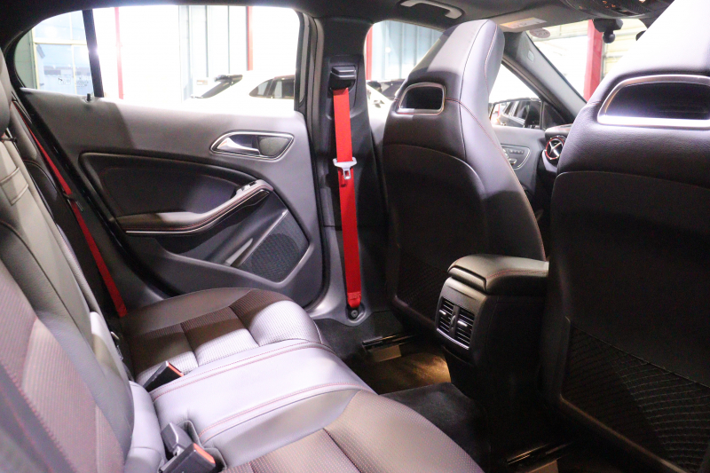 AMG GLA GLA45 4MATIC ﾚｰﾀﾞｰSP　後期ﾓﾃﾞﾙ 本革ｼｰﾄ(ﾌﾞﾗｯｸ) ﾊﾟﾉﾗﾏｻﾝﾙｰﾌ 8ｲﾝﾁﾜｲﾄﾞﾅﾋﾞ CarPlay LEDﾍｯﾄﾞﾗｲﾄ ｱｸﾃｨﾌﾞｸﾙｺﾝ 自動ﾘｱｹﾞｰﾄ AMGﾃﾞｻﾞｲﾝｲﾝﾃﾘｱﾄﾘﾑ 専用ｴｸｽﾃﾘｱ&19ｲﾝﾁｱﾙﾐ　2年保証