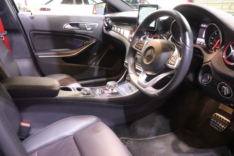 AMG GLA GLA45 4MATIC ﾚｰﾀﾞｰSP　後期ﾓﾃﾞﾙ 本革ｼｰﾄ(ﾌﾞﾗｯｸ) ﾊﾟﾉﾗﾏｻﾝﾙｰﾌ 8ｲﾝﾁﾜｲﾄﾞﾅﾋﾞ CarPlay LEDﾍｯﾄﾞﾗｲﾄ ｱｸﾃｨﾌﾞｸﾙｺﾝ 自動ﾘｱｹﾞｰﾄ AMGﾃﾞｻﾞｲﾝｲﾝﾃﾘｱﾄﾘﾑ 専用ｴｸｽﾃﾘｱ&19ｲﾝﾁｱﾙﾐ　2年保証