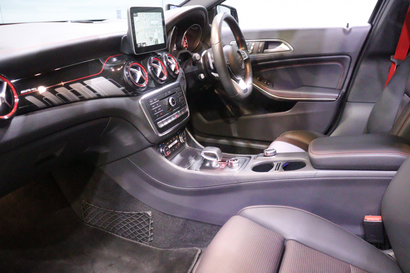 AMG GLA GLA45 4MATIC ﾚｰﾀﾞｰSP　後期ﾓﾃﾞﾙ 本革ｼｰﾄ(ﾌﾞﾗｯｸ) ﾊﾟﾉﾗﾏｻﾝﾙｰﾌ 8ｲﾝﾁﾜｲﾄﾞﾅﾋﾞ CarPlay LEDﾍｯﾄﾞﾗｲﾄ ｱｸﾃｨﾌﾞｸﾙｺﾝ 自動ﾘｱｹﾞｰﾄ AMGﾃﾞｻﾞｲﾝｲﾝﾃﾘｱﾄﾘﾑ 専用ｴｸｽﾃﾘｱ&19ｲﾝﾁｱﾙﾐ　2年保証