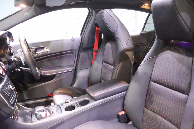 AMG GLA GLA45 4MATIC ﾚｰﾀﾞｰSP　後期ﾓﾃﾞﾙ 本革ｼｰﾄ(ﾌﾞﾗｯｸ) ﾊﾟﾉﾗﾏｻﾝﾙｰﾌ 8ｲﾝﾁﾜｲﾄﾞﾅﾋﾞ CarPlay LEDﾍｯﾄﾞﾗｲﾄ ｱｸﾃｨﾌﾞｸﾙｺﾝ 自動ﾘｱｹﾞｰﾄ AMGﾃﾞｻﾞｲﾝｲﾝﾃﾘｱﾄﾘﾑ 専用ｴｸｽﾃﾘｱ&19ｲﾝﾁｱﾙﾐ　2年保証