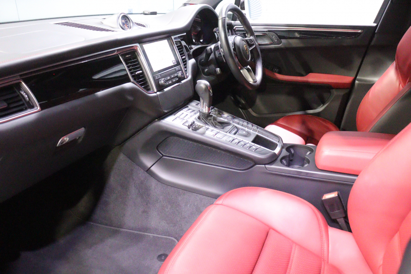 ポルシェ マカン S ｽﾎﾟｰﾂｸﾛﾉP　MY17 PASM ｴｱｻｽ ﾂｰﾄﾝﾚｻﾞｰｲﾝﾃﾘｱ(ﾚｯﾄﾞ/ﾌﾞﾗｯｸ) PCMﾅﾋﾞ 18wayメモリー付電動ｼｰﾄ ﾚｰﾝﾁｪﾝｼﾞｱｼｽﾄ ｽﾎﾟｰﾂﾃｰﾙﾊﾟｲﾌﾟ 20ｲﾝﾁﾏｶﾝｽﾎﾟｰﾂﾃﾞｻﾞｲﾝｱﾙﾐ　2年保証