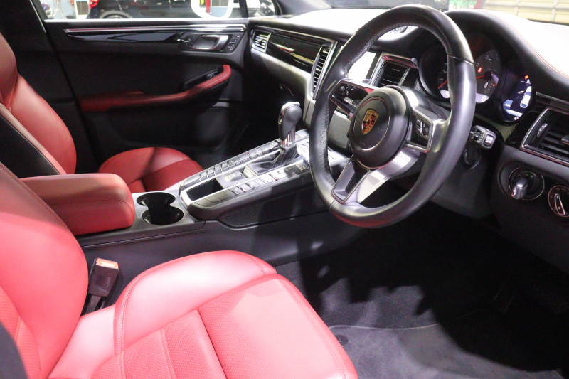 ポルシェ マカン S ｽﾎﾟｰﾂｸﾛﾉP　MY17 PASM ｴｱｻｽ ﾂｰﾄﾝﾚｻﾞｰｲﾝﾃﾘｱ(ﾚｯﾄﾞ/ﾌﾞﾗｯｸ) PCMﾅﾋﾞ 18wayメモリー付電動ｼｰﾄ ﾚｰﾝﾁｪﾝｼﾞｱｼｽﾄ ｽﾎﾟｰﾂﾃｰﾙﾊﾟｲﾌﾟ 20ｲﾝﾁﾏｶﾝｽﾎﾟｰﾂﾃﾞｻﾞｲﾝｱﾙﾐ　2年保証