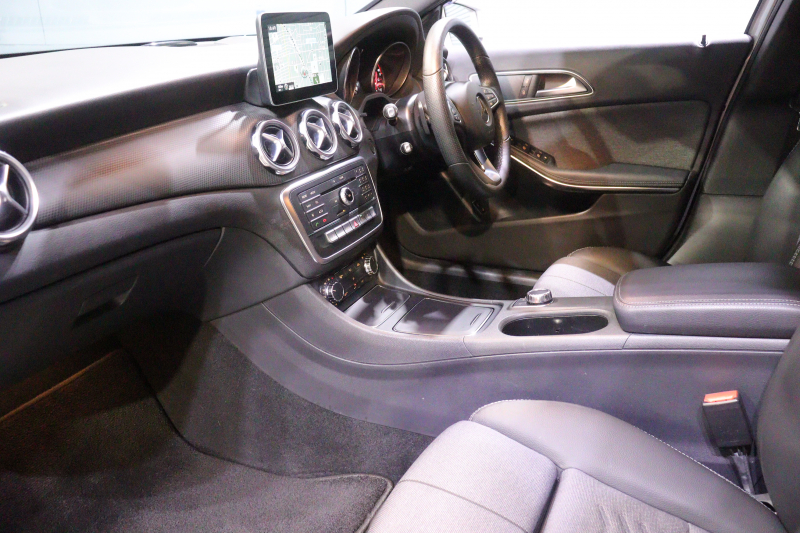 メルセデスベンツ GLA GLA180 ﾚｰﾀﾞｰSP　後期ﾓﾃﾞﾙ ﾌﾞﾗｯｸﾚｻﾞｰﾂｲﾝｼｰﾄ 8ｲﾝﾁﾜｲﾄﾞﾅﾋﾞ CarPlay LEDﾍｯﾄﾞﾗｲﾄ ｱｸﾃｨﾌﾞｸﾙｺﾝ ﾚｰﾝｷｰﾌﾟ ﾌﾞﾗｲﾝﾄﾞｽﾎﾟｯﾄ ｼｰﾄﾋｰﾀｰ ﾊﾞｯｸｶﾒﾗ 自動ﾘｱｹﾞｰﾄ 純正17ｲﾝﾁｱﾙﾐ　2年保証