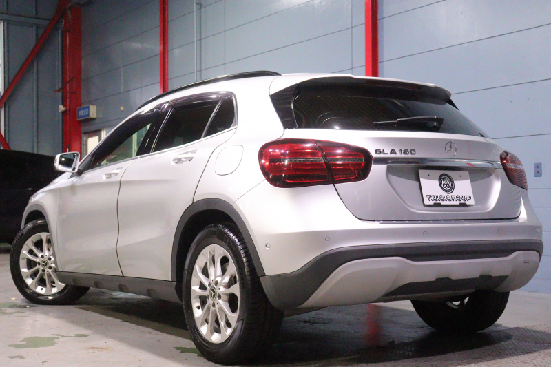 メルセデスベンツ GLA GLA180 ﾚｰﾀﾞｰSP　後期ﾓﾃﾞﾙ ﾌﾞﾗｯｸﾚｻﾞｰﾂｲﾝｼｰﾄ 8ｲﾝﾁﾜｲﾄﾞﾅﾋﾞ CarPlay LEDﾍｯﾄﾞﾗｲﾄ ｱｸﾃｨﾌﾞｸﾙｺﾝ ﾚｰﾝｷｰﾌﾟ ﾌﾞﾗｲﾝﾄﾞｽﾎﾟｯﾄ ｼｰﾄﾋｰﾀｰ ﾊﾞｯｸｶﾒﾗ 自動ﾘｱｹﾞｰﾄ 純正17ｲﾝﾁｱﾙﾐ　2年保証