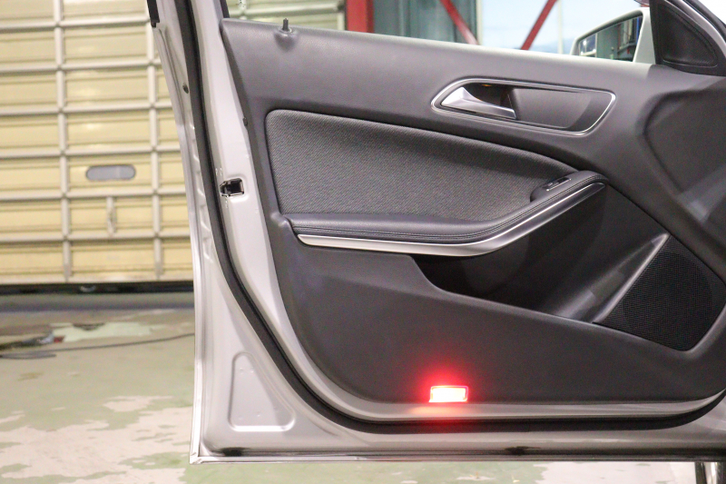 メルセデスベンツ GLA GLA180 ﾚｰﾀﾞｰSP　後期ﾓﾃﾞﾙ ﾌﾞﾗｯｸﾚｻﾞｰﾂｲﾝｼｰﾄ 8ｲﾝﾁﾜｲﾄﾞﾅﾋﾞ CarPlay LEDﾍｯﾄﾞﾗｲﾄ ｱｸﾃｨﾌﾞｸﾙｺﾝ ﾚｰﾝｷｰﾌﾟ ﾌﾞﾗｲﾝﾄﾞｽﾎﾟｯﾄ ｼｰﾄﾋｰﾀｰ ﾊﾞｯｸｶﾒﾗ 自動ﾘｱｹﾞｰﾄ 純正17ｲﾝﾁｱﾙﾐ　2年保証