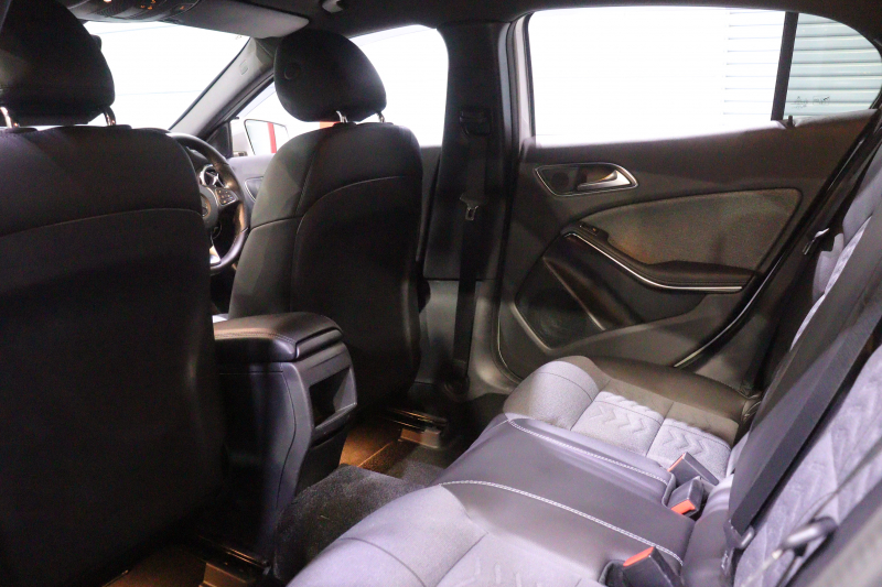 メルセデスベンツ GLA GLA180 ﾚｰﾀﾞｰSP　後期ﾓﾃﾞﾙ ﾌﾞﾗｯｸﾚｻﾞｰﾂｲﾝｼｰﾄ 8ｲﾝﾁﾜｲﾄﾞﾅﾋﾞ CarPlay LEDﾍｯﾄﾞﾗｲﾄ ｱｸﾃｨﾌﾞｸﾙｺﾝ ﾚｰﾝｷｰﾌﾟ ﾌﾞﾗｲﾝﾄﾞｽﾎﾟｯﾄ ｼｰﾄﾋｰﾀｰ ﾊﾞｯｸｶﾒﾗ 自動ﾘｱｹﾞｰﾄ 純正17ｲﾝﾁｱﾙﾐ　2年保証