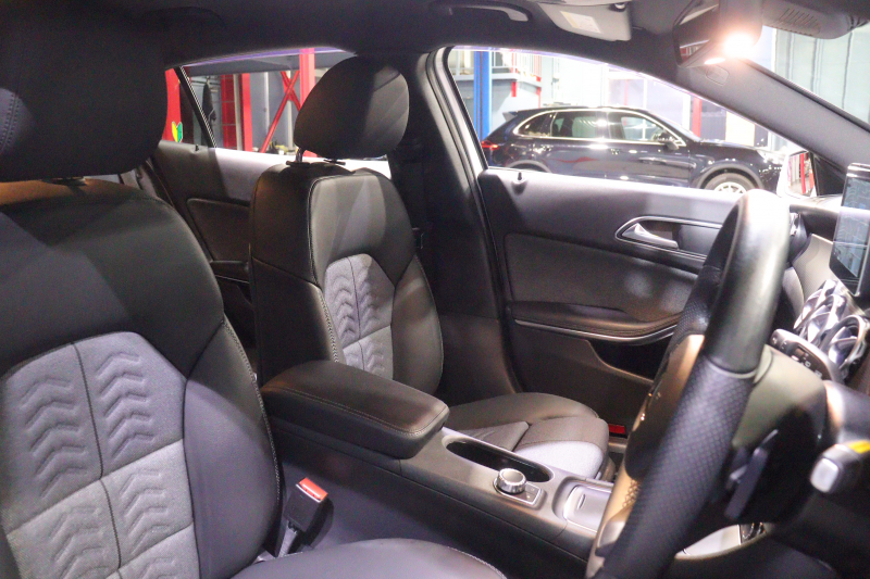 メルセデスベンツ GLA GLA180 ﾚｰﾀﾞｰSP　後期ﾓﾃﾞﾙ ﾌﾞﾗｯｸﾚｻﾞｰﾂｲﾝｼｰﾄ 8ｲﾝﾁﾜｲﾄﾞﾅﾋﾞ CarPlay LEDﾍｯﾄﾞﾗｲﾄ ｱｸﾃｨﾌﾞｸﾙｺﾝ ﾚｰﾝｷｰﾌﾟ ﾌﾞﾗｲﾝﾄﾞｽﾎﾟｯﾄ ｼｰﾄﾋｰﾀｰ ﾊﾞｯｸｶﾒﾗ 自動ﾘｱｹﾞｰﾄ 純正17ｲﾝﾁｱﾙﾐ　2年保証