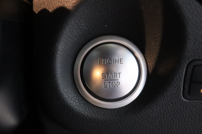 メルセデスベンツ GLA GLA180 ﾚｰﾀﾞｰSP　後期ﾓﾃﾞﾙ ﾌﾞﾗｯｸﾚｻﾞｰﾂｲﾝｼｰﾄ 8ｲﾝﾁﾜｲﾄﾞﾅﾋﾞ CarPlay LEDﾍｯﾄﾞﾗｲﾄ ｱｸﾃｨﾌﾞｸﾙｺﾝ ﾚｰﾝｷｰﾌﾟ ﾌﾞﾗｲﾝﾄﾞｽﾎﾟｯﾄ ｼｰﾄﾋｰﾀｰ ﾊﾞｯｸｶﾒﾗ 自動ﾘｱｹﾞｰﾄ 純正17ｲﾝﾁｱﾙﾐ　2年保証