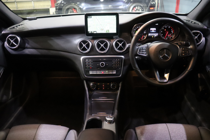 メルセデスベンツ GLA GLA180 ﾚｰﾀﾞｰSP　後期ﾓﾃﾞﾙ ﾌﾞﾗｯｸﾚｻﾞｰﾂｲﾝｼｰﾄ 8ｲﾝﾁﾜｲﾄﾞﾅﾋﾞ CarPlay LEDﾍｯﾄﾞﾗｲﾄ ｱｸﾃｨﾌﾞｸﾙｺﾝ ﾚｰﾝｷｰﾌﾟ ﾌﾞﾗｲﾝﾄﾞｽﾎﾟｯﾄ ｼｰﾄﾋｰﾀｰ ﾊﾞｯｸｶﾒﾗ 自動ﾘｱｹﾞｰﾄ 純正17ｲﾝﾁｱﾙﾐ　2年保証