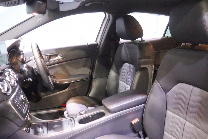 メルセデスベンツ GLA GLA180 ﾚｰﾀﾞｰSP　後期ﾓﾃﾞﾙ ﾌﾞﾗｯｸﾚｻﾞｰﾂｲﾝｼｰﾄ 8ｲﾝﾁﾜｲﾄﾞﾅﾋﾞ CarPlay LEDﾍｯﾄﾞﾗｲﾄ ｱｸﾃｨﾌﾞｸﾙｺﾝ ﾚｰﾝｷｰﾌﾟ ﾌﾞﾗｲﾝﾄﾞｽﾎﾟｯﾄ ｼｰﾄﾋｰﾀｰ ﾊﾞｯｸｶﾒﾗ 自動ﾘｱｹﾞｰﾄ 純正17ｲﾝﾁｱﾙﾐ　2年保証