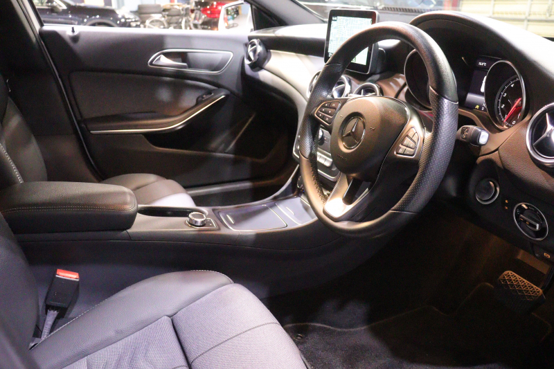 メルセデスベンツ GLA GLA180 ﾚｰﾀﾞｰSP　後期ﾓﾃﾞﾙ ﾌﾞﾗｯｸﾚｻﾞｰﾂｲﾝｼｰﾄ 8ｲﾝﾁﾜｲﾄﾞﾅﾋﾞ CarPlay LEDﾍｯﾄﾞﾗｲﾄ ｱｸﾃｨﾌﾞｸﾙｺﾝ ﾚｰﾝｷｰﾌﾟ ﾌﾞﾗｲﾝﾄﾞｽﾎﾟｯﾄ ｼｰﾄﾋｰﾀｰ ﾊﾞｯｸｶﾒﾗ 自動ﾘｱｹﾞｰﾄ 純正17ｲﾝﾁｱﾙﾐ　2年保証