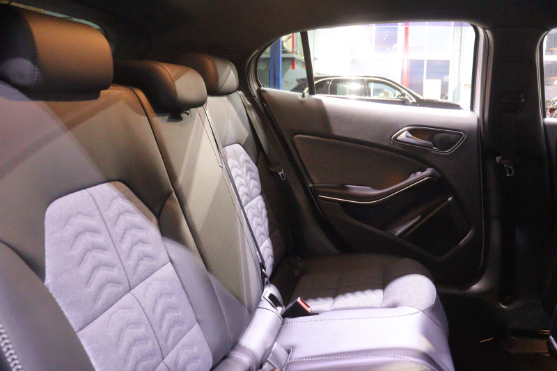 メルセデスベンツ GLA GLA180 ﾚｰﾀﾞｰSP　後期ﾓﾃﾞﾙ ﾌﾞﾗｯｸﾚｻﾞｰﾂｲﾝｼｰﾄ 8ｲﾝﾁﾜｲﾄﾞﾅﾋﾞ CarPlay LEDﾍｯﾄﾞﾗｲﾄ ｱｸﾃｨﾌﾞｸﾙｺﾝ ﾚｰﾝｷｰﾌﾟ ﾌﾞﾗｲﾝﾄﾞｽﾎﾟｯﾄ ｼｰﾄﾋｰﾀｰ ﾊﾞｯｸｶﾒﾗ 自動ﾘｱｹﾞｰﾄ 純正17ｲﾝﾁｱﾙﾐ　2年保証