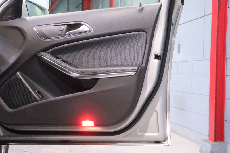 メルセデスベンツ GLA GLA180 ﾚｰﾀﾞｰSP　後期ﾓﾃﾞﾙ ﾌﾞﾗｯｸﾚｻﾞｰﾂｲﾝｼｰﾄ 8ｲﾝﾁﾜｲﾄﾞﾅﾋﾞ CarPlay LEDﾍｯﾄﾞﾗｲﾄ ｱｸﾃｨﾌﾞｸﾙｺﾝ ﾚｰﾝｷｰﾌﾟ ﾌﾞﾗｲﾝﾄﾞｽﾎﾟｯﾄ ｼｰﾄﾋｰﾀｰ ﾊﾞｯｸｶﾒﾗ 自動ﾘｱｹﾞｰﾄ 純正17ｲﾝﾁｱﾙﾐ　2年保証