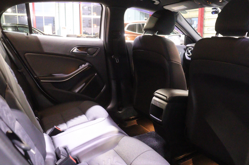 メルセデスベンツ GLA GLA180 ﾚｰﾀﾞｰSP　後期ﾓﾃﾞﾙ ﾌﾞﾗｯｸﾚｻﾞｰﾂｲﾝｼｰﾄ 8ｲﾝﾁﾜｲﾄﾞﾅﾋﾞ CarPlay LEDﾍｯﾄﾞﾗｲﾄ ｱｸﾃｨﾌﾞｸﾙｺﾝ ﾚｰﾝｷｰﾌﾟ ﾌﾞﾗｲﾝﾄﾞｽﾎﾟｯﾄ ｼｰﾄﾋｰﾀｰ ﾊﾞｯｸｶﾒﾗ 自動ﾘｱｹﾞｰﾄ 純正17ｲﾝﾁｱﾙﾐ　2年保証