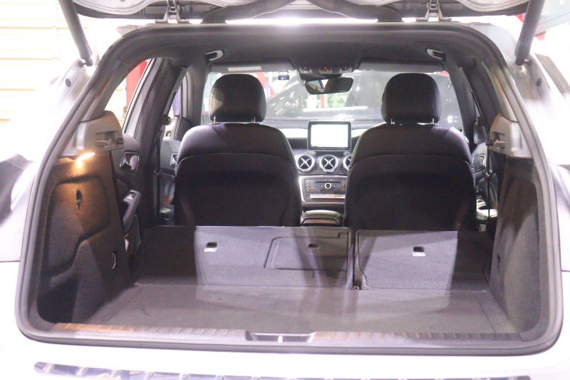 メルセデスベンツ GLA GLA180 ﾚｰﾀﾞｰSP　後期ﾓﾃﾞﾙ ﾌﾞﾗｯｸﾚｻﾞｰﾂｲﾝｼｰﾄ 8ｲﾝﾁﾜｲﾄﾞﾅﾋﾞ CarPlay LEDﾍｯﾄﾞﾗｲﾄ ｱｸﾃｨﾌﾞｸﾙｺﾝ ﾚｰﾝｷｰﾌﾟ ﾌﾞﾗｲﾝﾄﾞｽﾎﾟｯﾄ ｼｰﾄﾋｰﾀｰ ﾊﾞｯｸｶﾒﾗ 自動ﾘｱｹﾞｰﾄ 純正17ｲﾝﾁｱﾙﾐ　2年保証