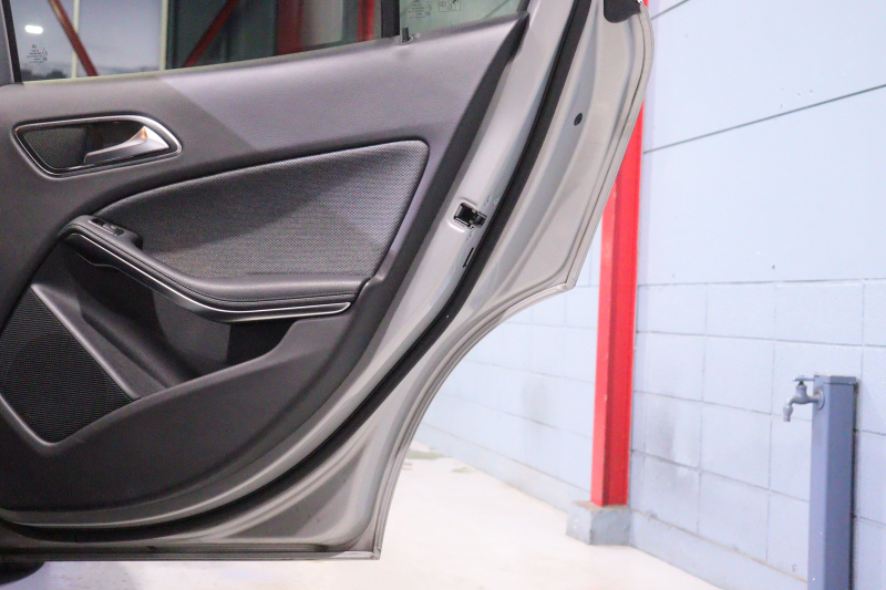 メルセデスベンツ GLA GLA180 ﾚｰﾀﾞｰSP　後期ﾓﾃﾞﾙ ﾌﾞﾗｯｸﾚｻﾞｰﾂｲﾝｼｰﾄ 8ｲﾝﾁﾜｲﾄﾞﾅﾋﾞ CarPlay LEDﾍｯﾄﾞﾗｲﾄ ｱｸﾃｨﾌﾞｸﾙｺﾝ ﾚｰﾝｷｰﾌﾟ ﾌﾞﾗｲﾝﾄﾞｽﾎﾟｯﾄ ｼｰﾄﾋｰﾀｰ ﾊﾞｯｸｶﾒﾗ 自動ﾘｱｹﾞｰﾄ 純正17ｲﾝﾁｱﾙﾐ　2年保証