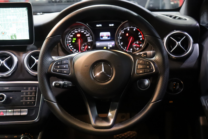 メルセデスベンツ GLA GLA180 ﾚｰﾀﾞｰSP　後期ﾓﾃﾞﾙ ﾌﾞﾗｯｸﾚｻﾞｰﾂｲﾝｼｰﾄ 8ｲﾝﾁﾜｲﾄﾞﾅﾋﾞ CarPlay LEDﾍｯﾄﾞﾗｲﾄ ｱｸﾃｨﾌﾞｸﾙｺﾝ ﾚｰﾝｷｰﾌﾟ ﾌﾞﾗｲﾝﾄﾞｽﾎﾟｯﾄ ｼｰﾄﾋｰﾀｰ ﾊﾞｯｸｶﾒﾗ 自動ﾘｱｹﾞｰﾄ 純正17ｲﾝﾁｱﾙﾐ　2年保証