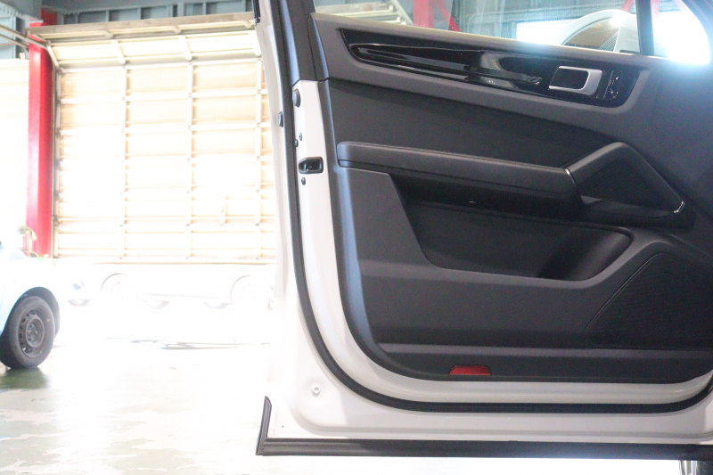 ポルシェ カイエン MY19 本革ｼｰﾄ(ﾌﾞﾗｯｸ) ﾒﾓﾘｰ機能付き電動ｼｰﾄ ｼｰﾄﾋｰﾀｰ ﾊﾟﾉﾗﾏｻﾝﾙｰﾌ PCMﾅﾋﾞ CarPlay LEDﾍｯﾄﾞﾗｲﾄ ｱｸﾃｨﾌﾞｸﾙｺﾝ ﾚｰﾝﾁｪﾝｼﾞ&ﾚｰﾝｷｰﾌﾟｱｼｽﾄ 21ｲﾝﾁｶｲｴﾝｴｸｽｸﾙｰｼﾌﾞﾃﾞｻﾞｲﾝｱﾙﾐ　2年保証