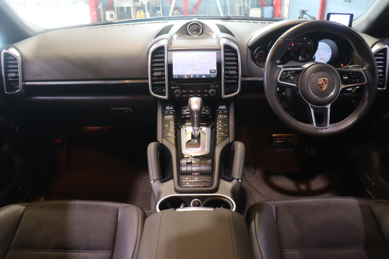 ポルシェ カイエン ﾌﾟﾗﾁﾅｴﾃﾞｨｼｮﾝ　特別仕様車 後期ﾓﾃﾞﾙ PASM ｱﾙｶﾝﾀｰﾗｺﾝﾋﾞｼｰﾄ(ｱｹﾞｰﾄｸﾞﾚｰ) ｻﾝﾙｰﾌ PCMﾅﾋﾞ BOSEｻｳﾝﾄﾞ CarPlay ｱｸﾃｨﾌﾞｸﾙｺﾝ ｴﾝﾄﾘｰﾄﾞﾗｲﾌﾞ PDLS付ｷｾﾉﾝﾍｯﾄﾞﾗｲﾄ ｽﾎﾟｰﾂﾃｰﾙﾊﾟｲﾌﾟ 21ｲﾝﾁｶｲｴﾝｸﾗｯｼｯｸｱﾙﾐ　2年保証