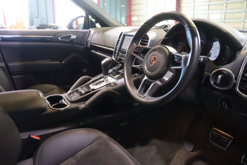 ポルシェ カイエン ﾌﾟﾗﾁﾅｴﾃﾞｨｼｮﾝ　特別仕様車 後期ﾓﾃﾞﾙ PASM ｱﾙｶﾝﾀｰﾗｺﾝﾋﾞｼｰﾄ(ｱｹﾞｰﾄｸﾞﾚｰ) ｻﾝﾙｰﾌ PCMﾅﾋﾞ BOSEｻｳﾝﾄﾞ CarPlay ｱｸﾃｨﾌﾞｸﾙｺﾝ ｴﾝﾄﾘｰﾄﾞﾗｲﾌﾞ PDLS付ｷｾﾉﾝﾍｯﾄﾞﾗｲﾄ ｽﾎﾟｰﾂﾃｰﾙﾊﾟｲﾌﾟ 21ｲﾝﾁｶｲｴﾝｸﾗｯｼｯｸｱﾙﾐ　2年保証